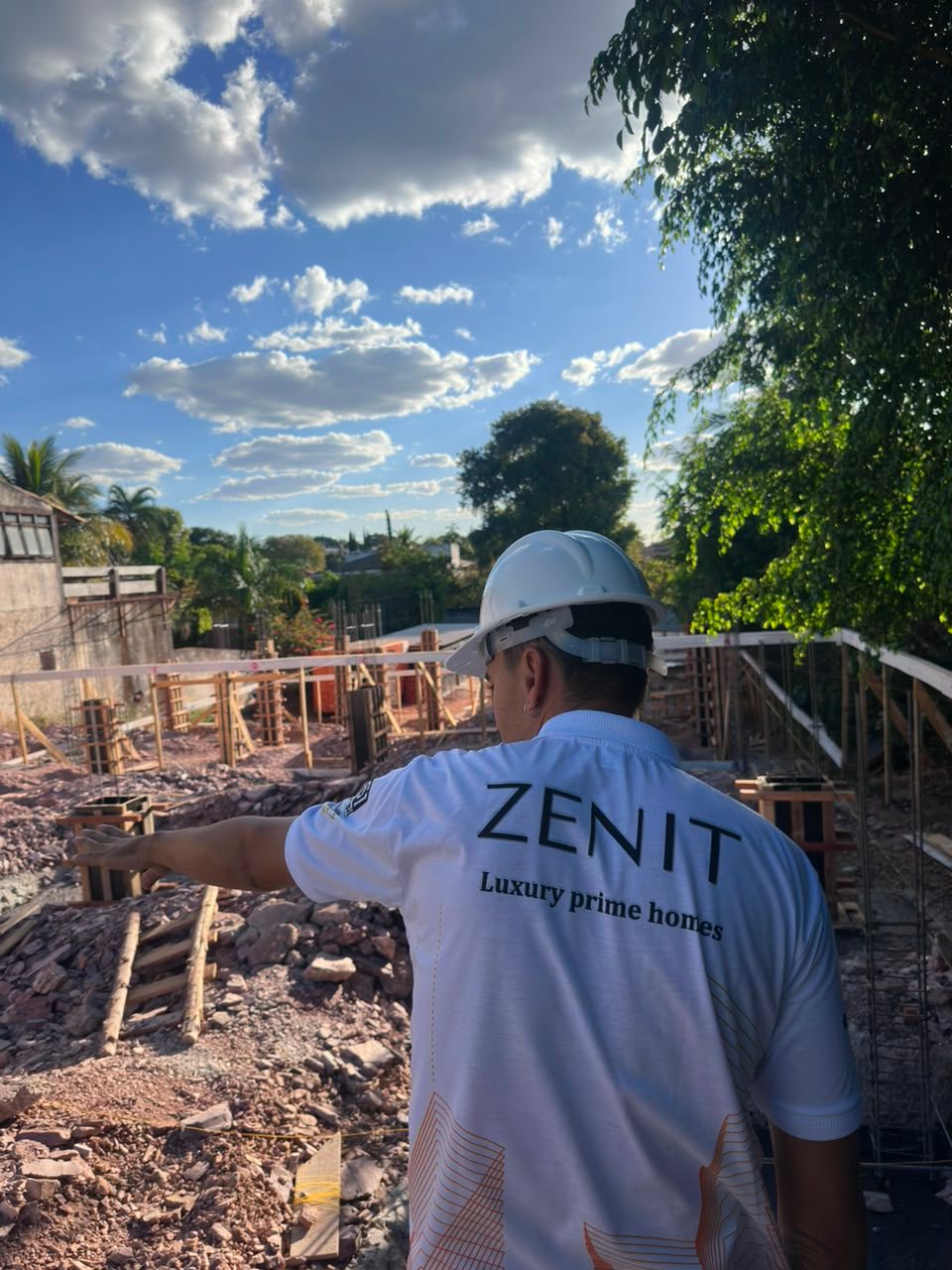 Engenheiro da equipe Zenit acompanhando a execução em canteiro de obras